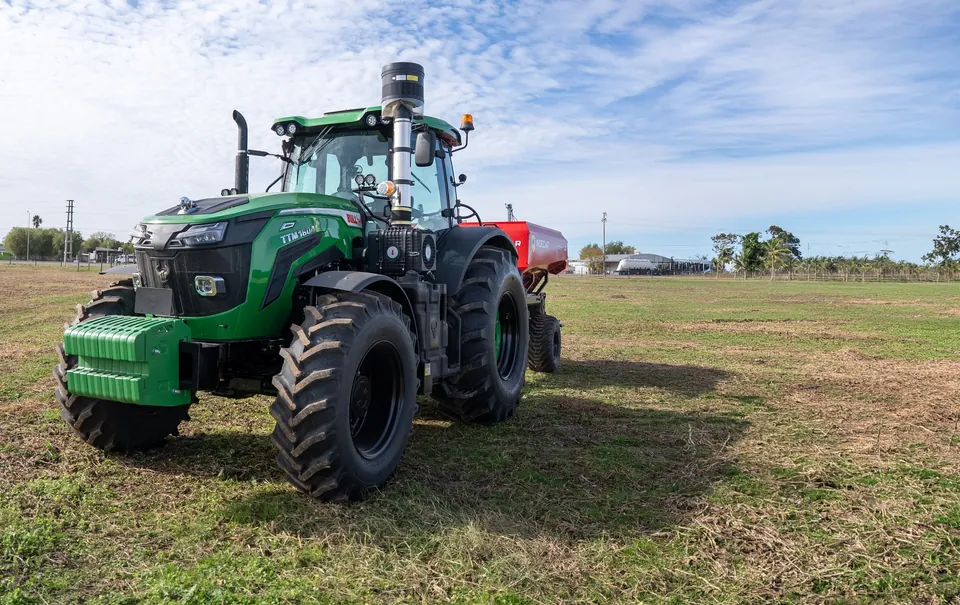 Tractor Bull TTM-1604 de 160 HP trabajando en el campo