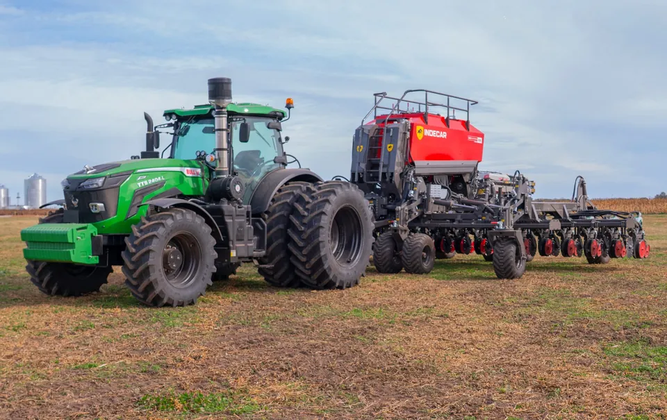 Tractor Bull TTS-2404 de 240 HP trabajando en el campo