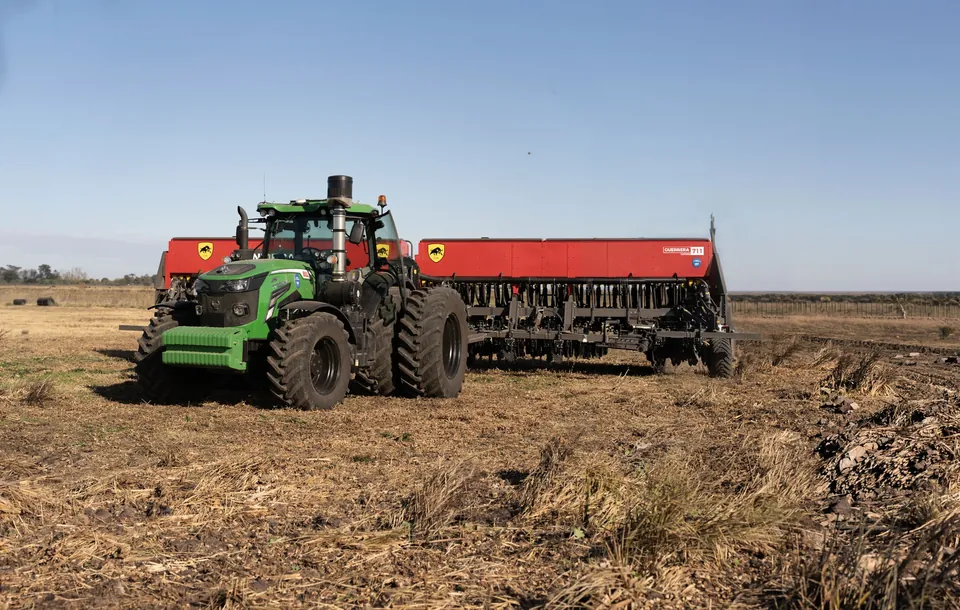 Tractor Bull TTS-2604 de 260 HP trabajando en el campo